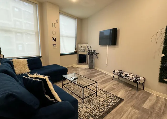 Beautiful Condo/Rooftop Patio With Free Parking