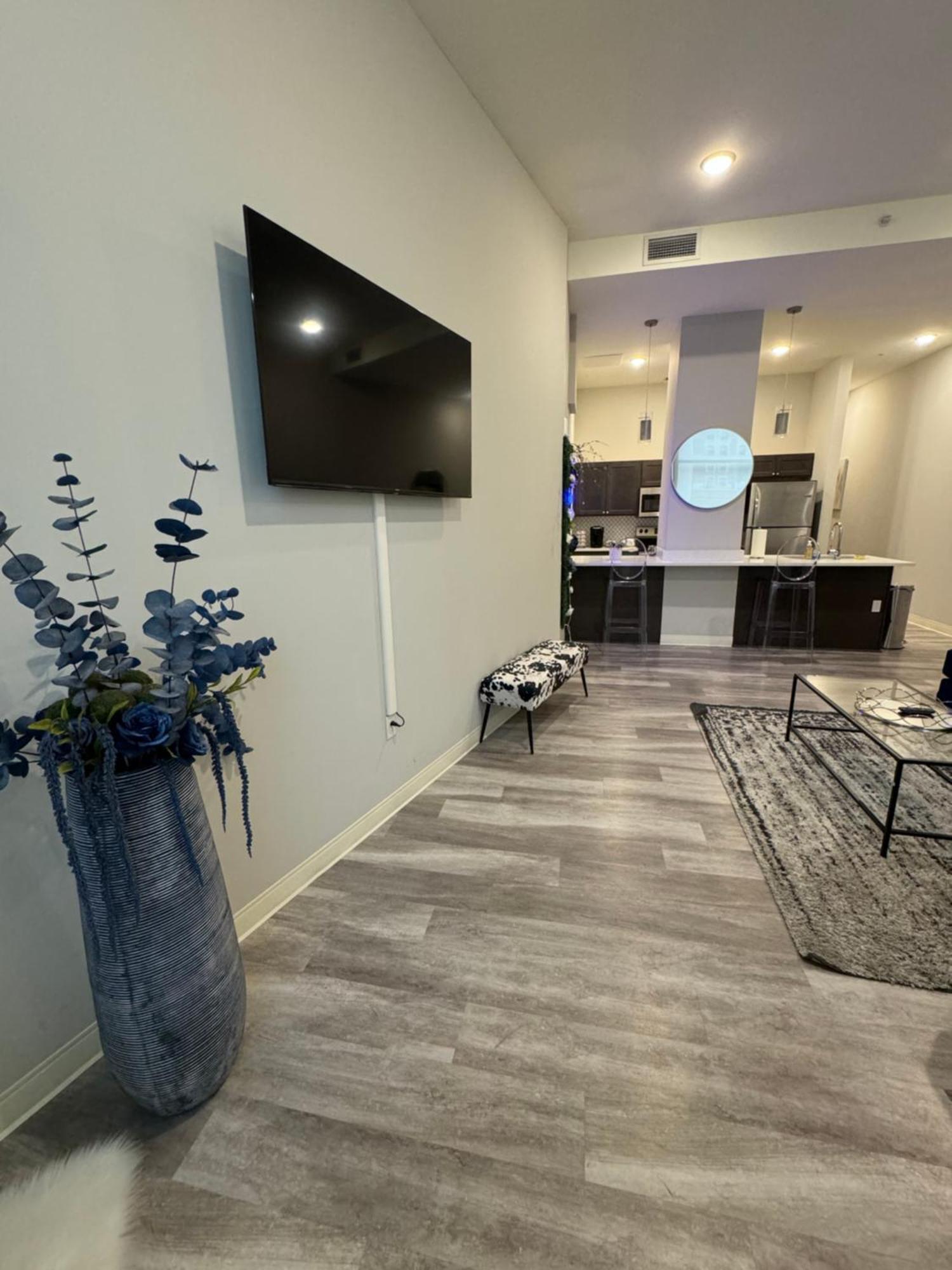 Beautiful Condo/rooftop Patio With Free Parking *