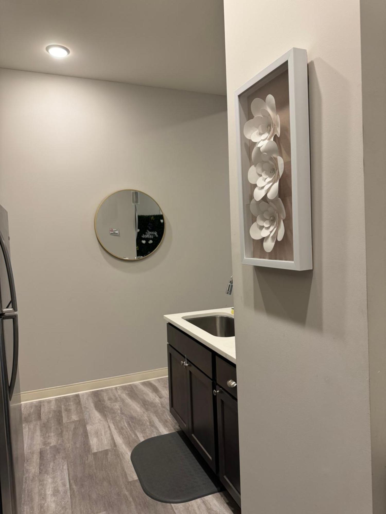 Beautiful Condo/rooftop Patio With Free Parking Apartment