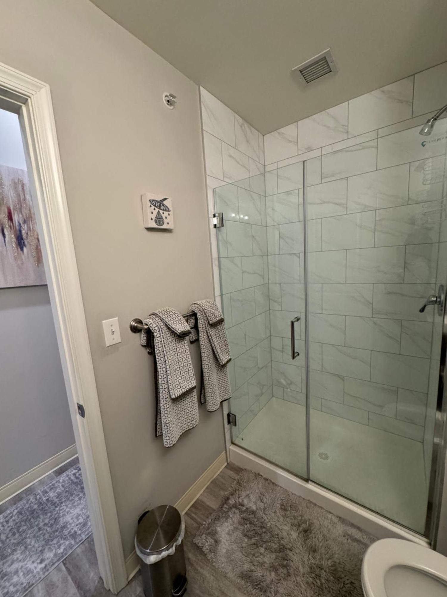 Beautiful Condo/rooftop Patio With Free Parking Apartment *